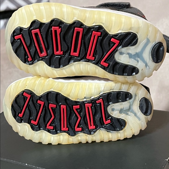 Jordan 11 - Picture 4 of 5